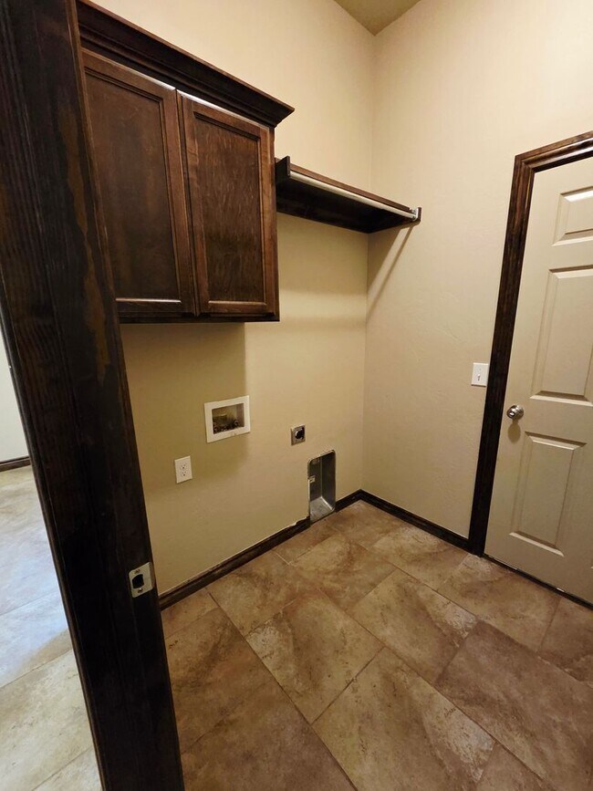 Building Photo - ?YUKON HOME MOVE IN SPECIAL! ?