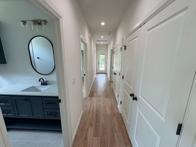 Building Photo - Flexible terms and easy move in!! 3 bed, 2 bath, 2 car garage in the gated Bungalow Heights commu...
