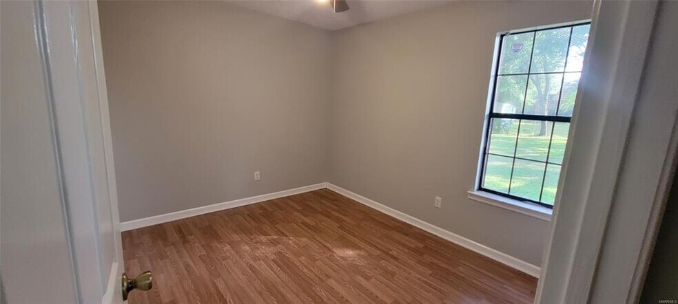 Building Photo - 135 Daffodil Dr