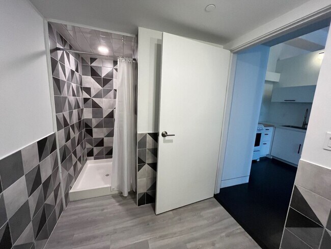 Building Photo - $1,000 OFF FIRST MONTH"S RENT!! SPACIOUS STUDIO IN OAKLAND!