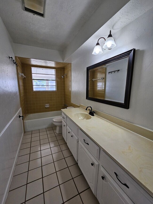 Building Photo - (3) Bed/(2) Bath Avail NOW! Oakhurst Addition!