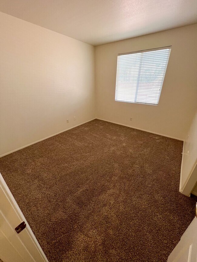 Building Photo - Spacious 4 Bedroom 3 Bathroom Home with 3 ...