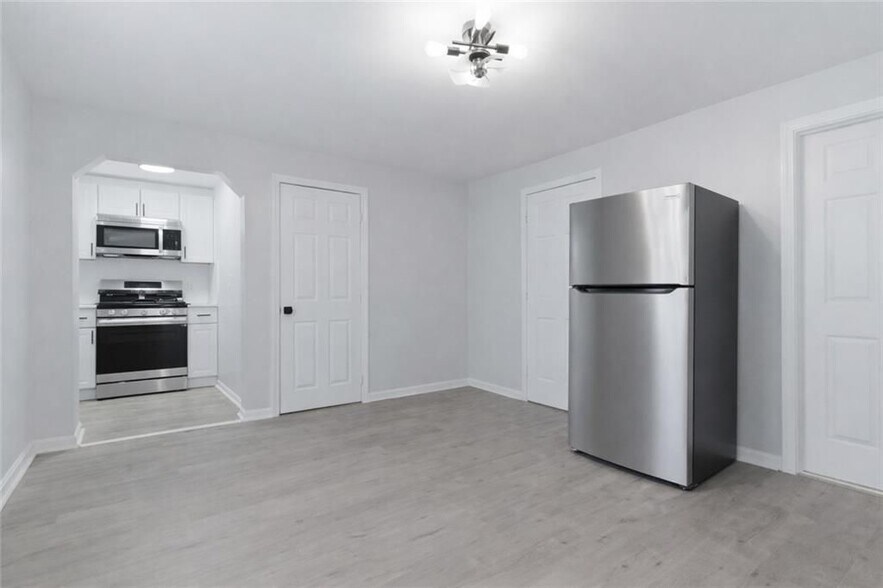 Building Photo - 92 Sylvian St