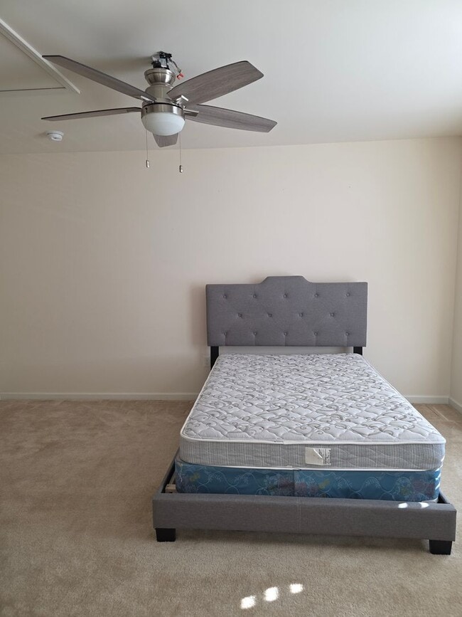 Building Photo - HYETTS CROSSING TWINHOME