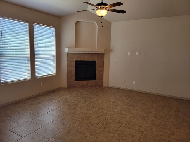 Building Photo - 3 Bedroom, 2 Bathroom Home!