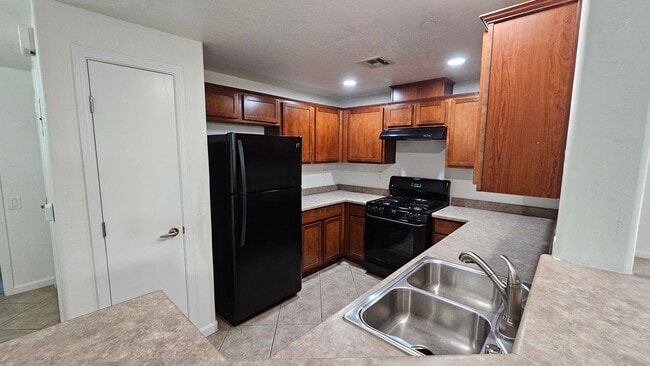 Building Photo - Adorable Single Level Condo  Close to Summerlin!!!