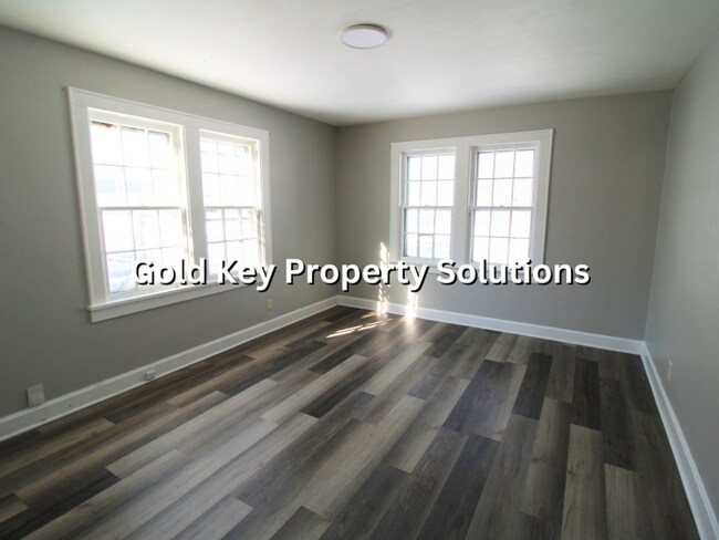 Building Photo - Roomy 3 BR 1 BA House with 2 Covered Porches and Garage (SECTION 8 APPROVED)