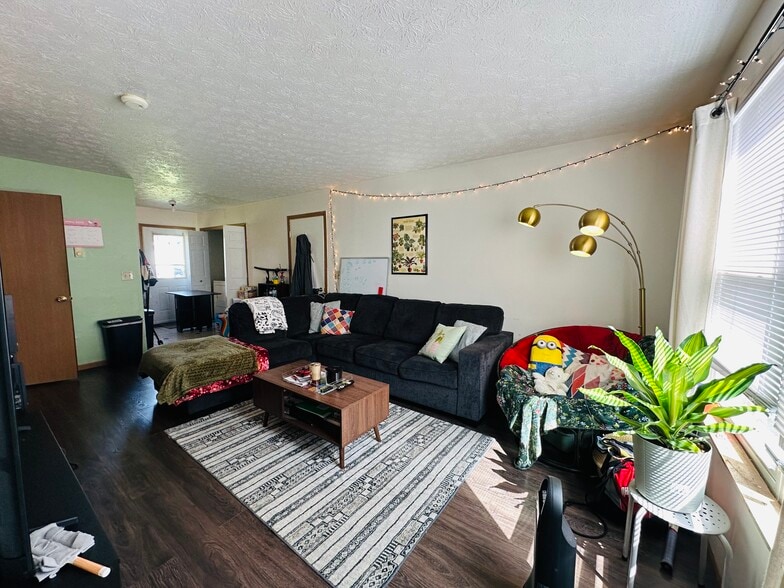 Building Photo - 1584 E Summit St