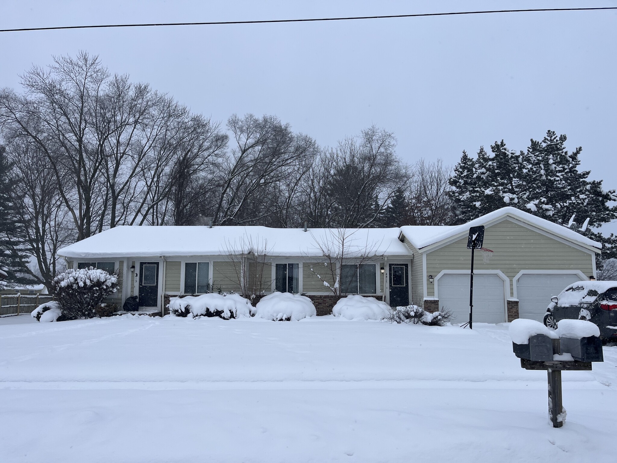 Well-maintained single-story exterior with attached garage - 4417 Poinsettia Ave SE
