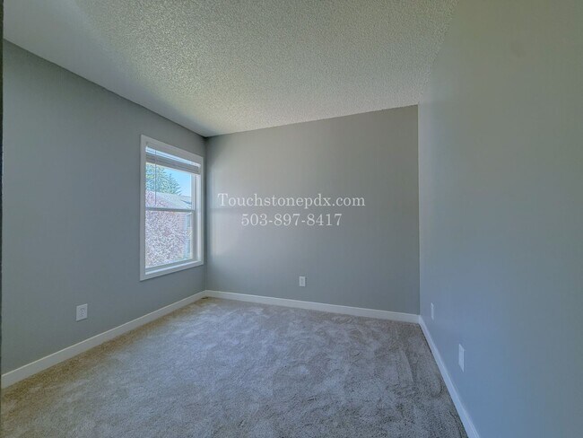 Building Photo - Bright East Portland 3 Bed Apartment Home with Two-Level Layout and Assigned Parking