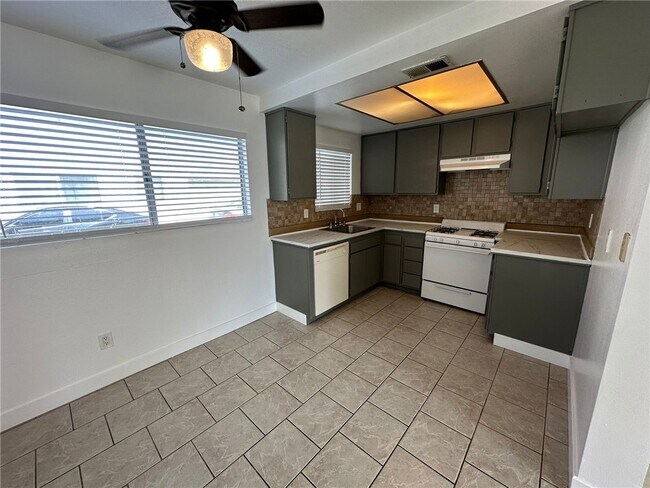 Building Photo - 1501 E Fairfield Ct