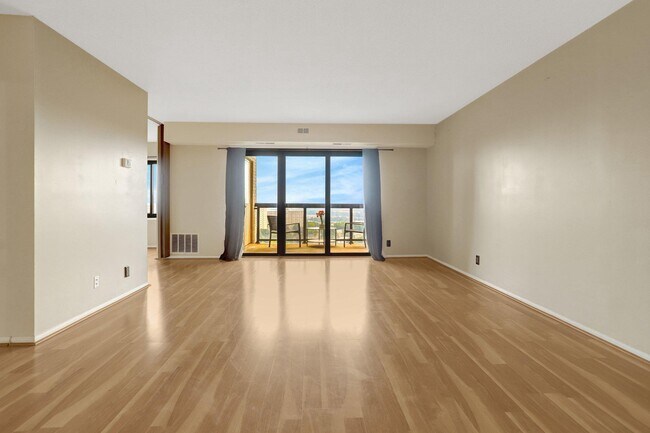 Building Photo - 307 Yoakum Pkwy