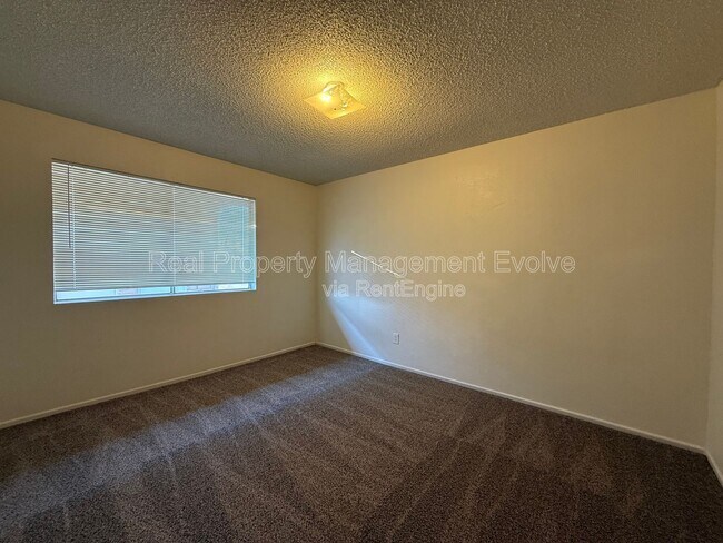 Building Photo - 1905 N Center St