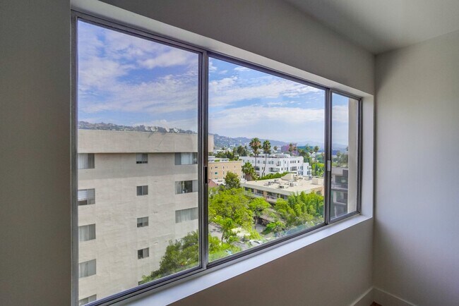 Building Photo - 435 N Oakhurst Dr