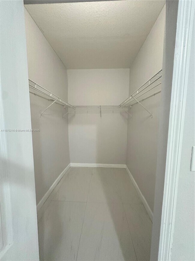 Building Photo - 1651 SE 28th Ct