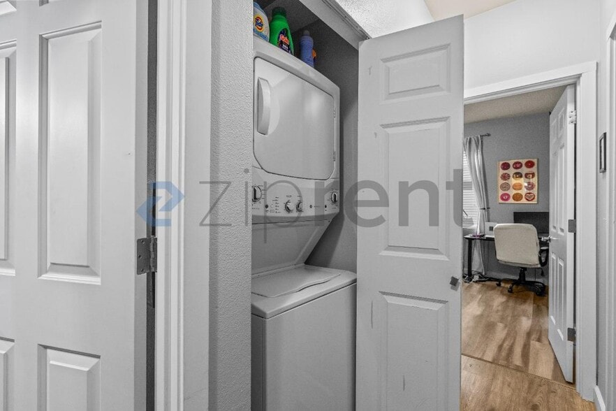 Building Photo - Unit E201