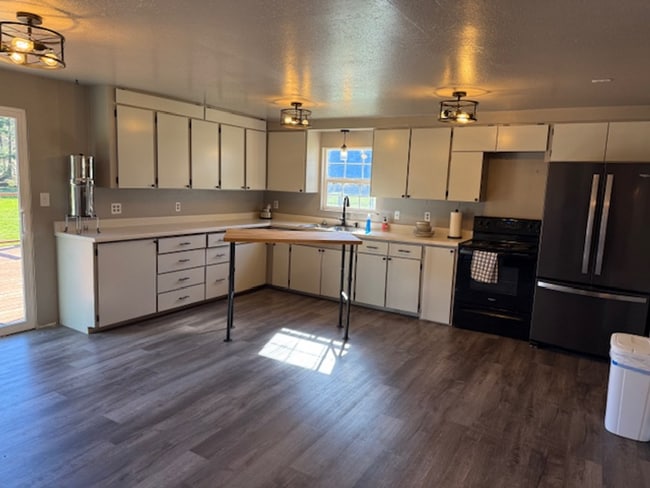 Building Photo - Country Home, 4 bed/2bath short term rental