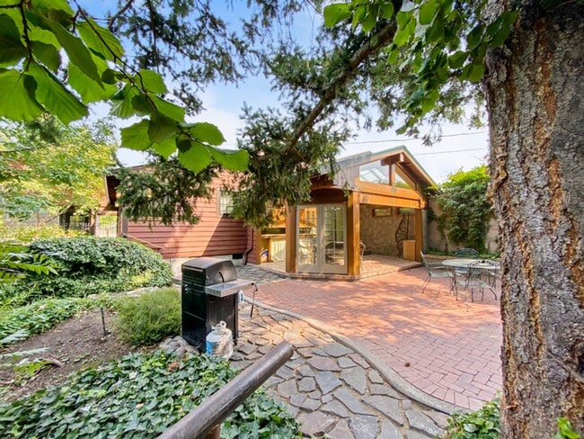 Building Photo - Garfield House: Fully Furnished House, Large private lot across from Golf Course $300 Utility Fee