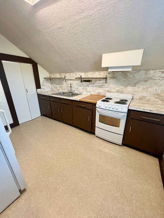 Building Photo - Inglewood 1 Bedroom Upstairs Apartment $10...
