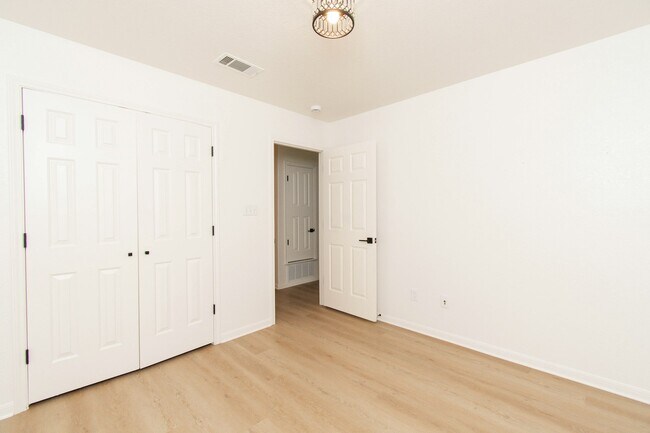 Building Photo - 2 Willow Ct