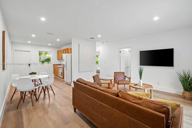Building Photo - 817 Tequesta St