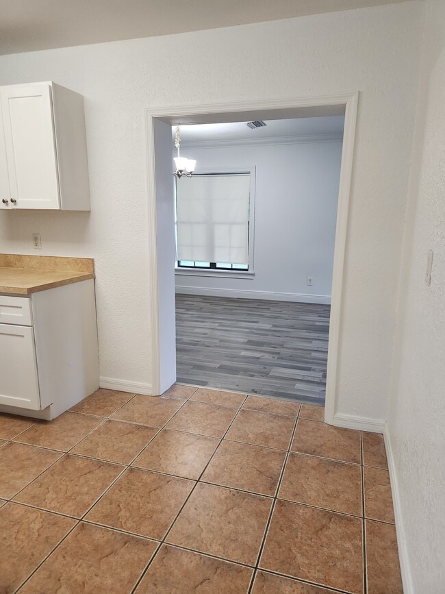 Building Photo - 1005 N Bracewell Dr