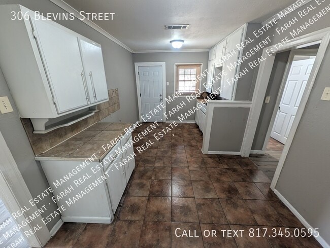Building Photo - 306 Blevins St