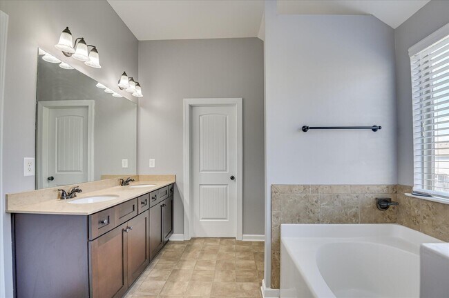 Building Photo - 1543 Driftwood Ln