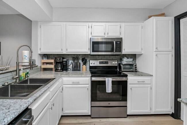 Building Photo - Updated 2BR/2BA Gem Minutes from Downtown Columbia!
