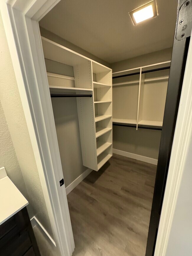 Master Closet - 415 Tava Ln