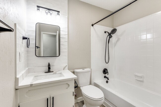 Building Photo - NEWLY RENOVATED • Stunning 3 Bedroom Duplex