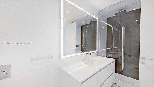 Building Photo - 300 Biscayne Blvd Way