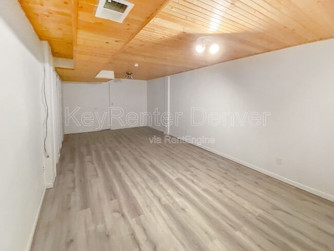 Building Photo - 10587 W Maplewood Dr