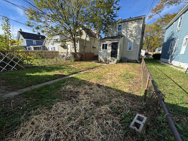 Building Photo - 384 Clarendon Ave