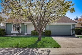 Building Photo - 3 Bedroom 2 Bath House with Amazing Rosevi...