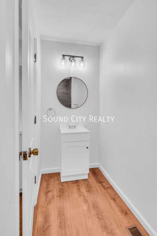 Building Photo - 3232 Hinkle Dr