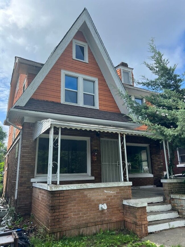 Building Photo - Large 4 bedroom Colonial- Section 8 Accepted- NO DEPOSIT SPECIAL