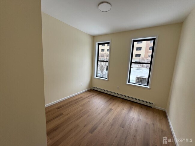 Building Photo - 290 King St