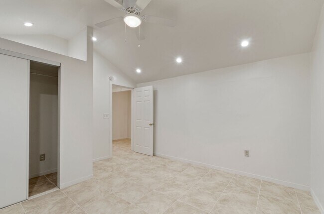 Building Photo - 941 E Edison St