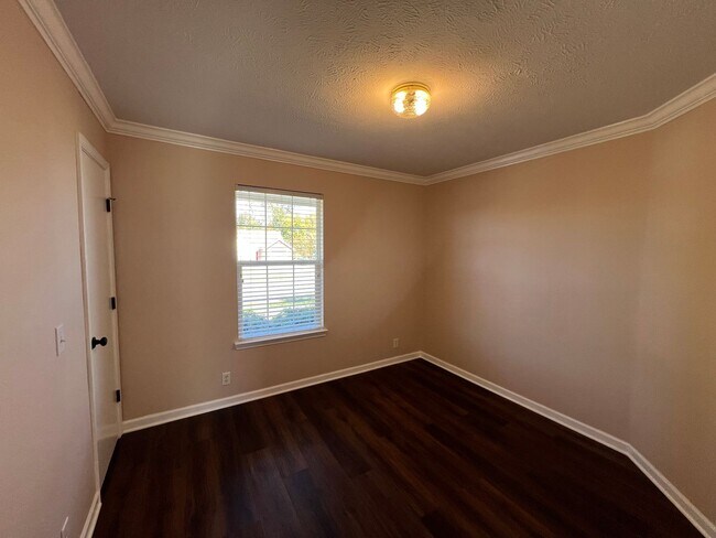 Building Photo - Beautifully updated 3 BR 2 Bath Home in Lavergne - Mowing included!