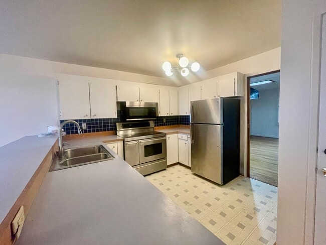 Building Photo - 3245 31st Ave W