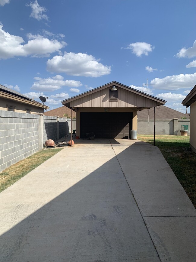 Building Photo - 3129 Rosco Dr
