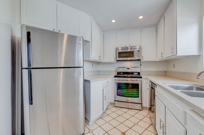 Building Photo - 832 Palm Ave