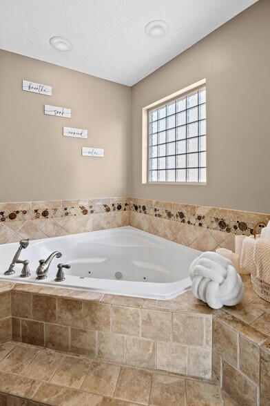 Building Photo - 25 Kettle Ct