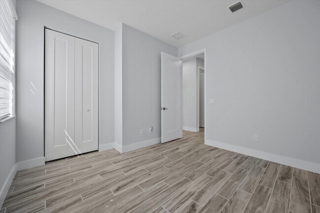 Building Photo - 16259 Sandy Shore Dr