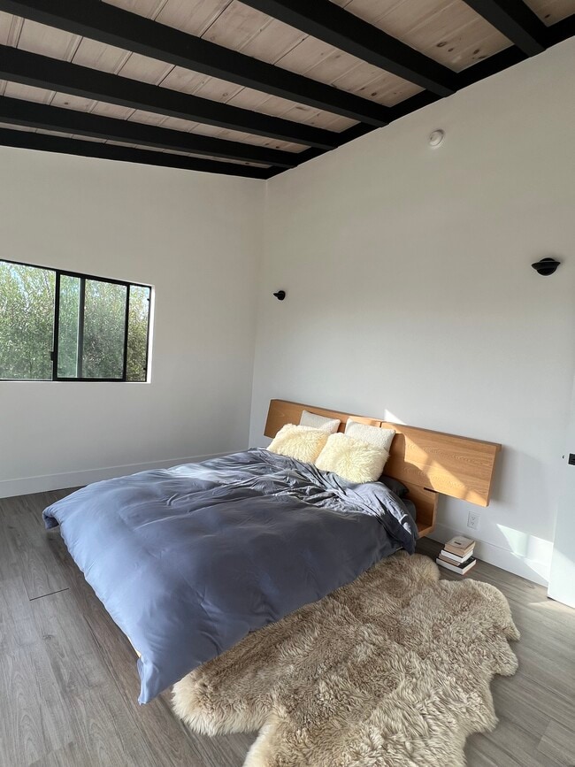 Building Photo - 353 Mariposa Dr