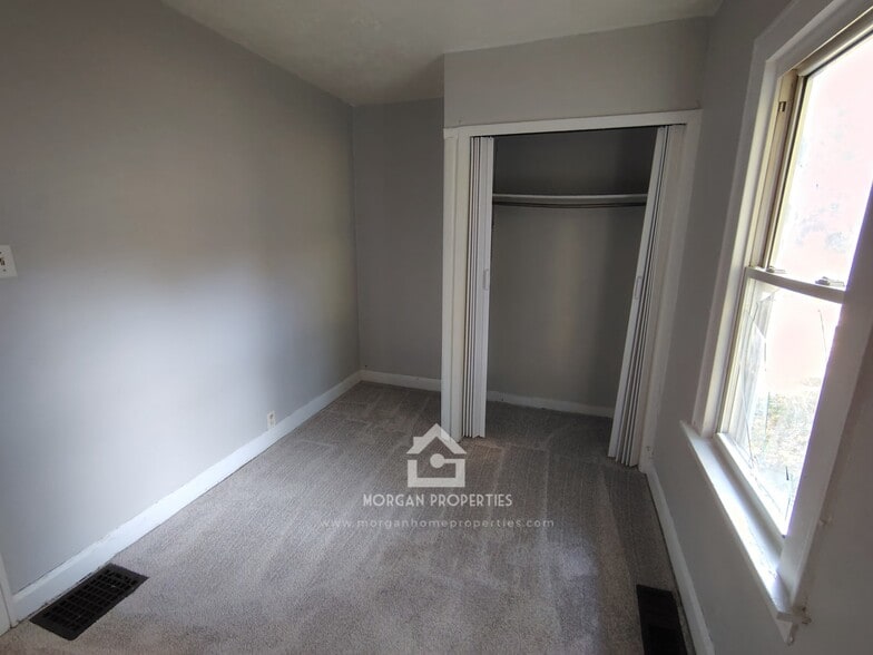 Building Photo - 1323 W 10th St