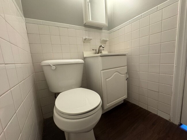 Building Photo - Refreshed 2 Bed 1.5 Bath Townhouse | Pet O...