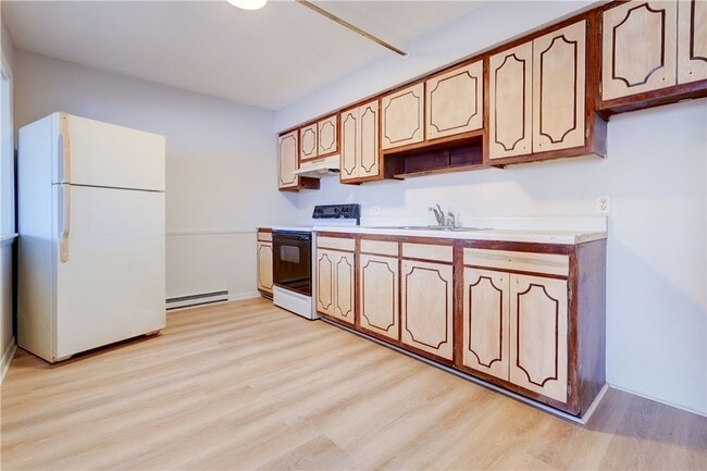 Building Photo - 404 Main St