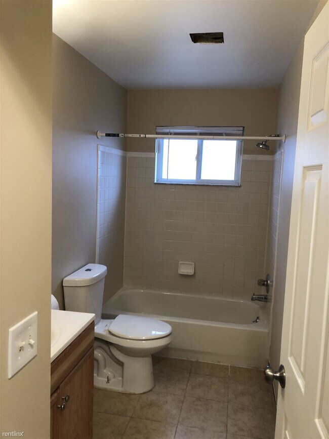 Building Photo - 3 br, 1 bath House - 563 E Guthrie Ave